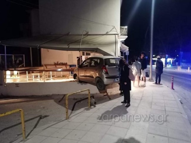 Απίστευτο: Αυτοκίνητο "καρφώθηκε" σε κρεπερί στο κέντρο των Χανίων – Δύο τραυματίες [Εικόνες]
