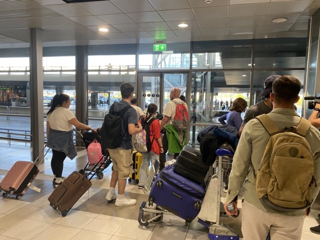 "Σκότωναν όποιον έβρισκαν στο Ισραήλ": Σοκάρουν οι μαρτυρίες - Στην αγκαλιά των δικών τους οι Έλληνες που επαναπατρίστηκαν