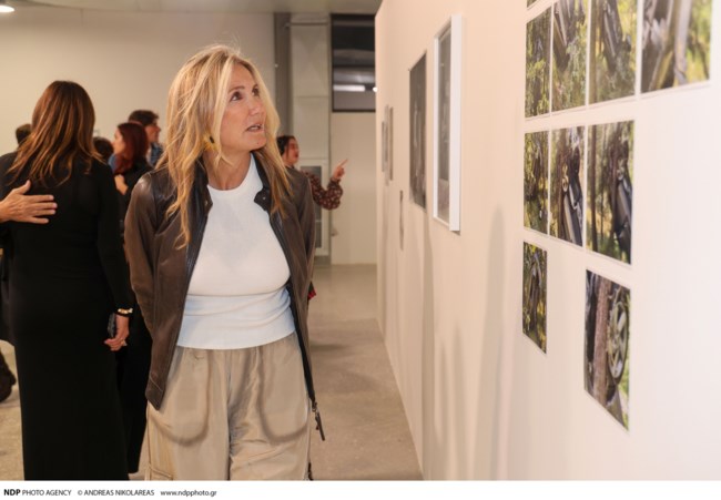 H Μαρέβα Μητσοτάκη σε εγκαίνια έκθεσης: Η μοντέρνα εμφάνιση με cargo παντελόνι
