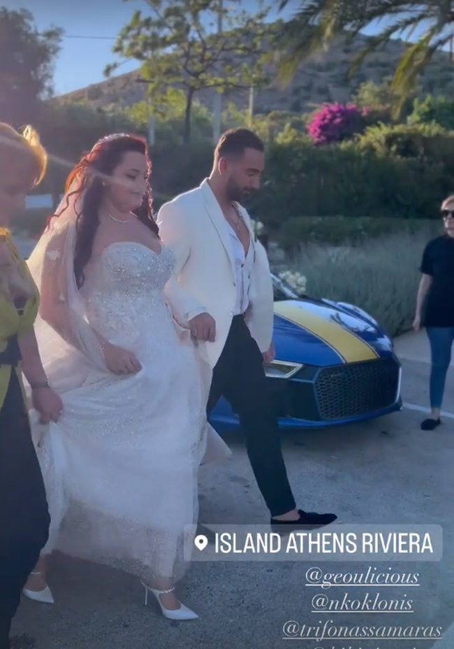 Καλεσμένη σε γάμο με υπέροχο look η Κατερίνα Καινούργιου: Το μπλε ρουά φόρεμα με τα κρυφά πετράδια