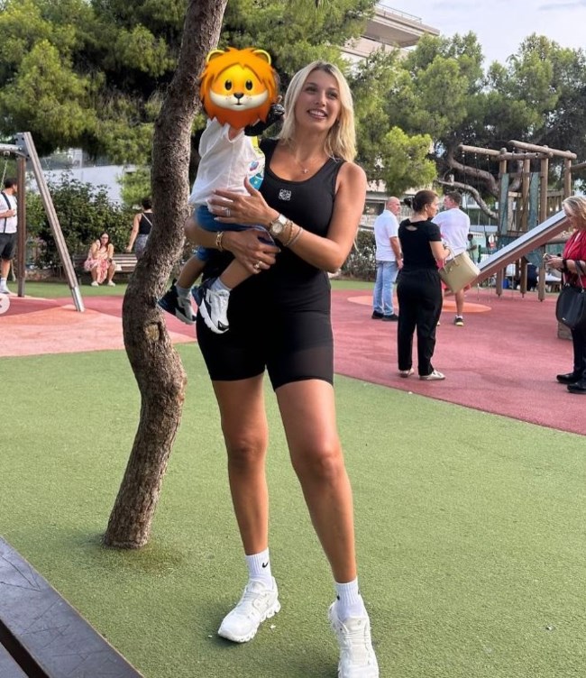 Κωνσταντίνα Σπυροπούλου: Ξένοιαστες στιγμές μαζί με τον γιο της, Βλάσση, στην παιδική χαρά [εικόνες]