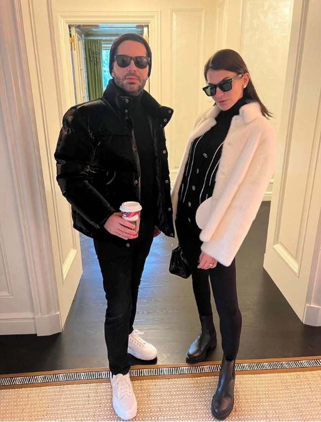 Δήμητρα Μέρμηγκα Κούστα: Στιλάτη στη Νέα Υόρκη με λευκή γούνα, μαύρο κολάν και chelsea boots