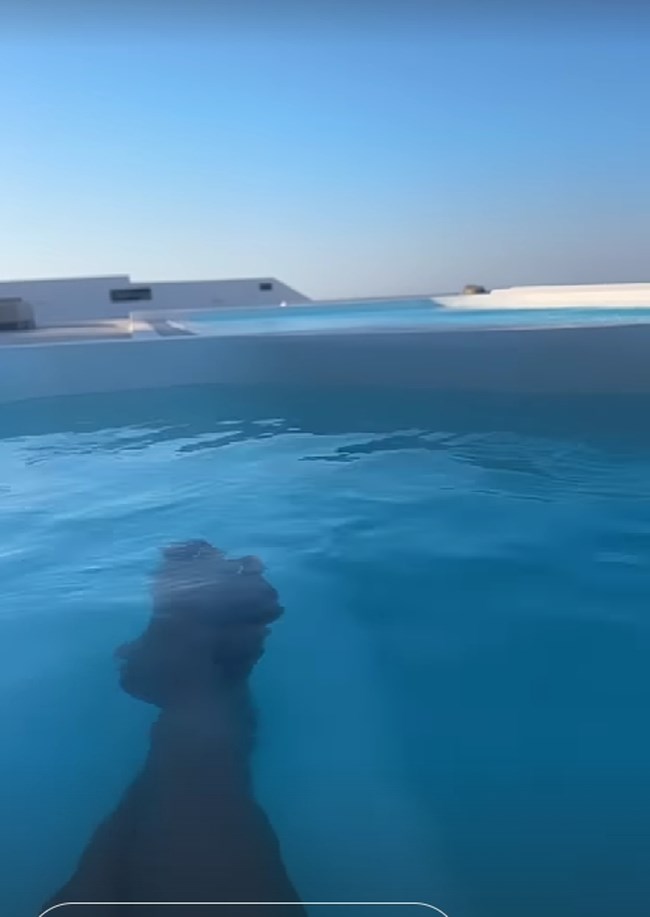 Μαρία Σολωμού: Ποζάρει με εκπληκτικό μπικίνι Christian Dior σε παραλία της Σαντορίνης