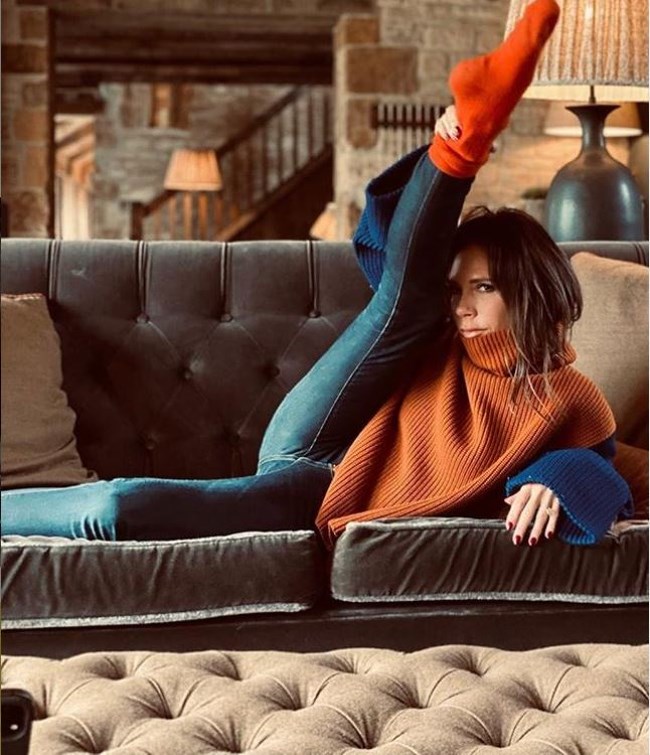 Η Βικτόρια Μπέκαμ το ξανάκανε: Η leg pose μέσα στο απίθανο σπίτι της