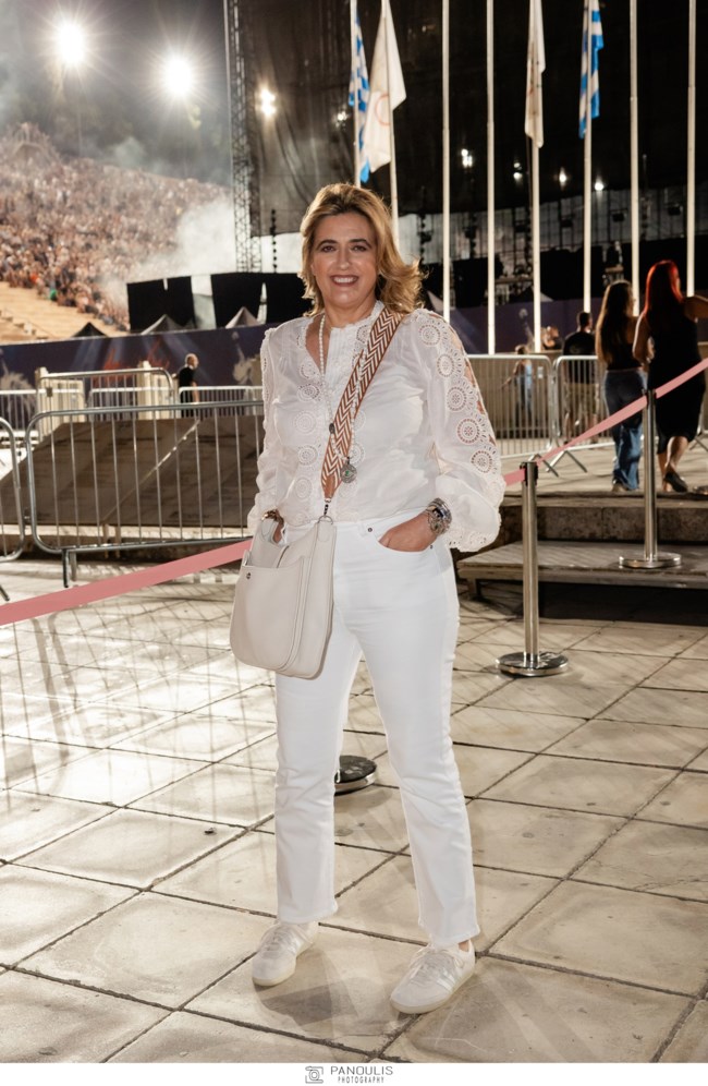 Η Χριστιάννα Β. Βαρδινογιάννη με total white σύνολο στη συναυλία της Άννας Βίσση