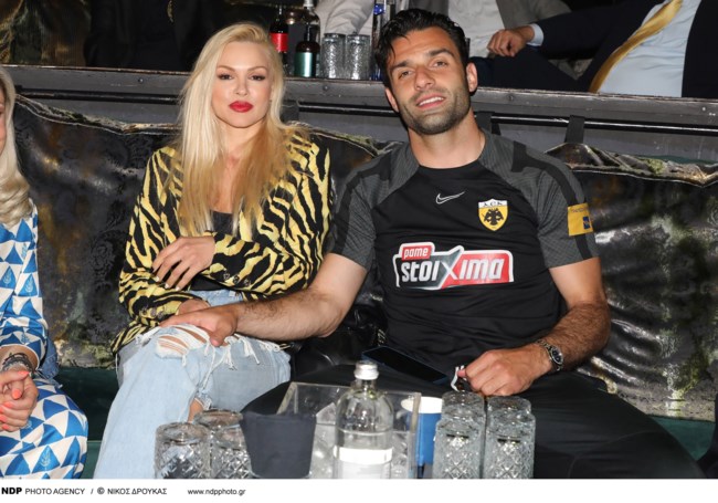 Έγκυος με κολάν, cropped τοπ και δερμάτινο τζάκετ - Η πρώτη εμφάνιση της Βίκυς Κάβουρα στον πέμπτο μήνα της εγκυμοσύνης της