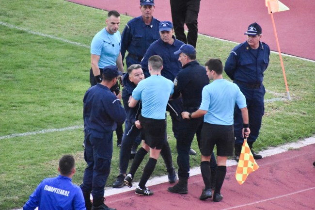 Εξαλλος ο Κούγιας στον αγώνα Παναργειακός - Κόρινθος: Τα έβαλε με τον διαιτητή και προσπάθησε να του κατεβάσει το σορτσάκι