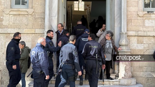 Ηράκλειο: Οργισμένο πλήθος εισέβαλε στα δικαστήρια για την κακοποίηση του 3χρονου – Απολογούνται η μητέρα και ο 44χρονος