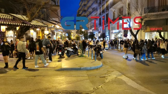 Θεσσαλονίκη: Πάνω από 100 άτομα έπιναν κοκτέιλ στους δρόμους – Επέμβαση της ΕΛΑΣ (εικόνες-βίντεο)