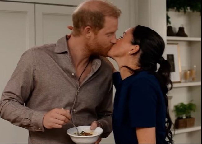 "Κιτς διαφήμιση" η χριστουγεννιάτικη εκπομπή της Μέγκαν - Καυστικά τα σχόλια