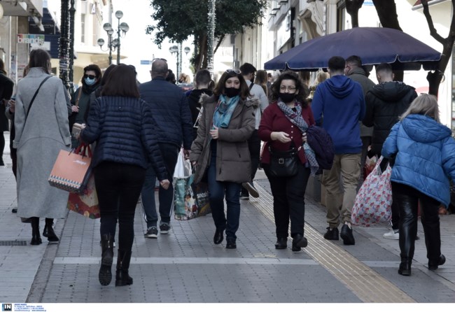 Παραμονή Πρωτοχρονιάς: Στους δρόμους για τα τελευταία ψώνια οι καταναλωτές [εικόνες-βίντεο]