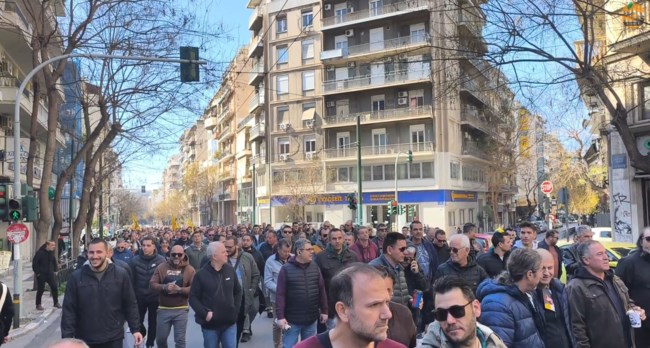 Πορεία προς το Μαξίμου με κίτρινα καπνογόνα και συνθήματα οι αυτοκινητιστές ταξί - Ισχυρή αστυνομική παρουσία [βίντεο]