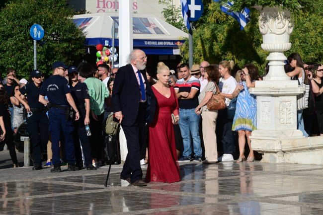Αλέξανδρος Λυκουρέζος: Η εμφάνιση με την κατά πολλές δεκαετίες νεότερη σύντροφό του στον γάμο της Θεοδώρας