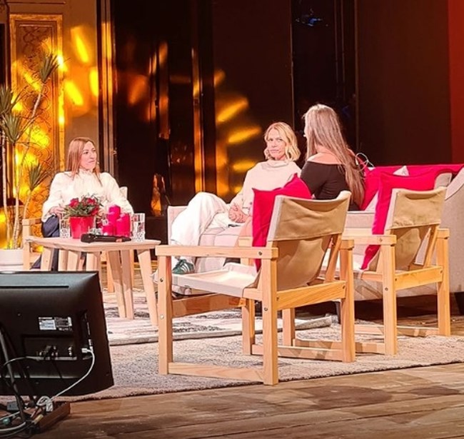 Τζένη Μπαλατσινού: Στη σκηνή με cargo παντελόνι, πουλόβερ και sneakers σε πολύ έντονη απόχρωση