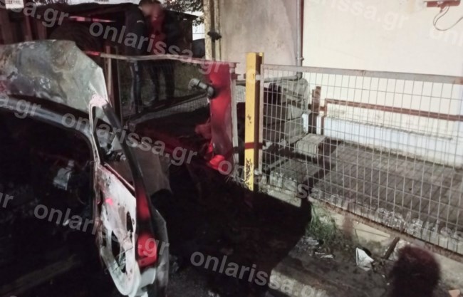 Λάρισα: Με σοβαρά τραύματα στο κεφάλι οι δύο 19χρονοι μετά από τροχαίο - Αυτό είναι το μοιραίο αυτοκίνητο που πήρε φωτιά