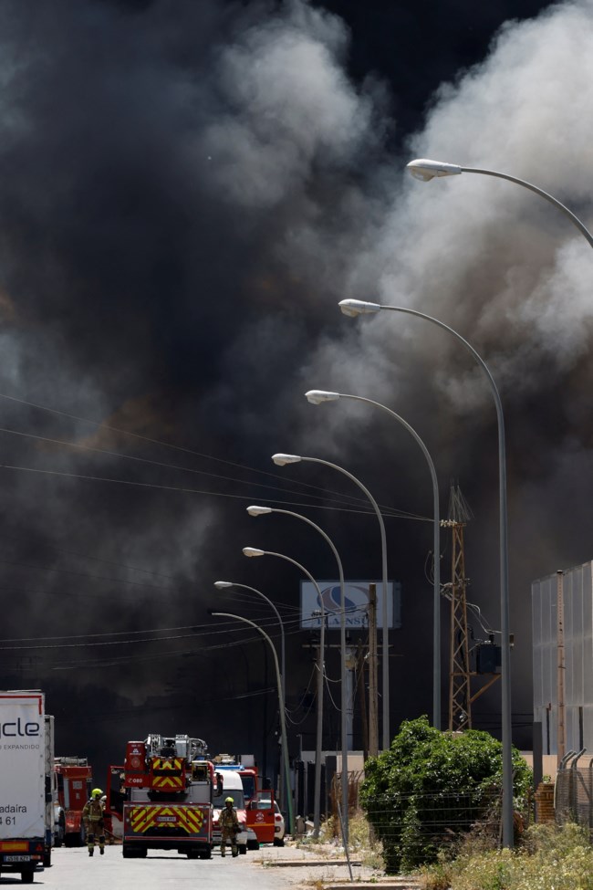 Απόκοσμες εικόνες από τη Σεβίλλη: Φωτιά σε αποθήκη χημικών - Μαύρος πυκνός καπνός "εγκλώβισε" 80.000 κατοίκους