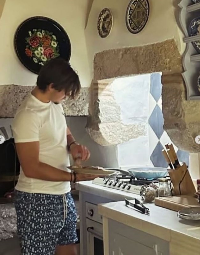 Ο Μάξιμος Κωστόπουλος στην κουζίνα της μητέρας του - Σπάνιο οικογενειακό κλικ