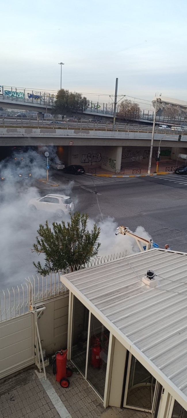 Τρίκυκλο τυλίχθηκε στις φλόγες έξω από την είσοδο του ΣΚΑΪ [βίντεο]
