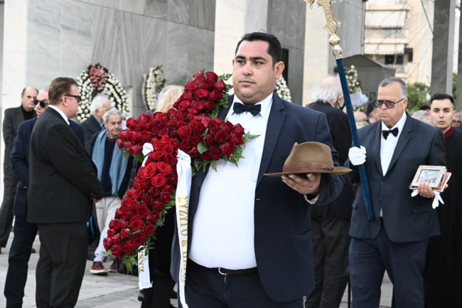 Βασίλης Βασιλικός: Με το αγαπημένο καπέλο του κηδεύτηκε ο σπουδαίος συγγραφέας [εικόνες]
