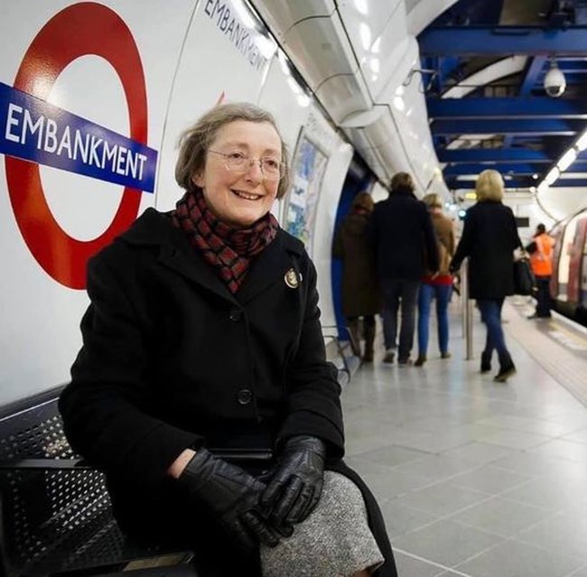 Ηλίας Μόσιαλος: Η απίστευτα συγκινητική ιστορία της Αγγλίδας, που άκουγε τη φωνή του πεθαμένου άντρα της στο Μετρό