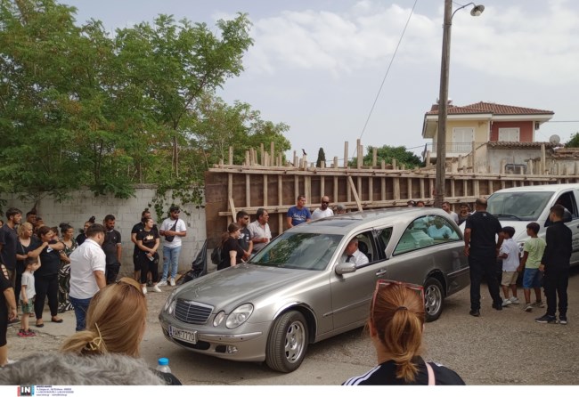 Θρήνος στην κηδεία της 11χρονης στην Ηλεία - Λευκά λουλούδια και μπαλόνια στο τελευταίο αντίο [εικόνες]