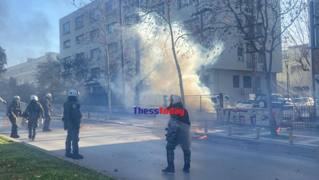 Επεισόδια σε Αθήνα και Θεσσαλονίκη μετά το πανεκπαιδευτικό συλλαλητήριο - Μολότοφ και χημικά [βίντεο]