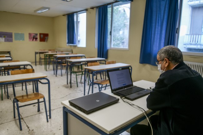 Σχολεία: Πότε σταματάει η τηλεκπαίδευση για τις γιορτές, πώς θα γίνουν τα διαγωνίσματα, πότε θα ανοίξουν τα Δημοτικά