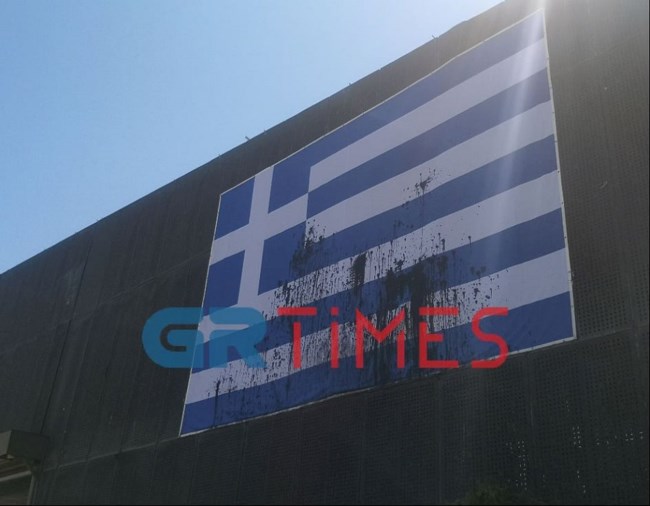 Απαράδεκτο: Βανδάλισαν για 2η φορά την ελληνική σημαία στη ΔΕΘ