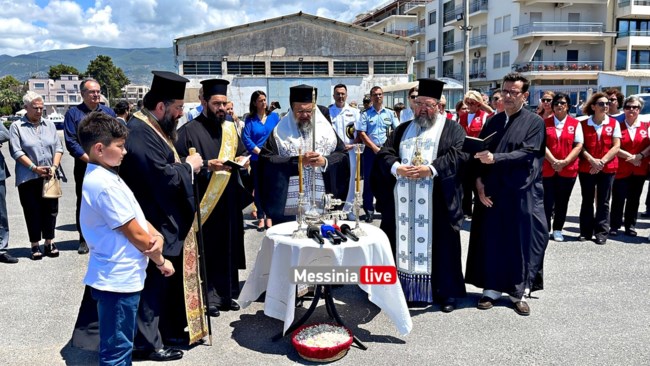 Ναυάγιο στην Πύλο: Τρισάγιο από τον Μεσσηνίας Χρυσόστομο για τους μετανάστες που πνίγηκαν- Έριξαν ροδοπέταλα στο νερό