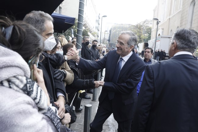 Σαμαράς, Ασημακοπούλου, Κουμουτσάκος, Μπογδάνος - Ποιοι πολιτικοί αποχαιρέτησαν τον τέως βασιλιά Κωνσταντίνο
