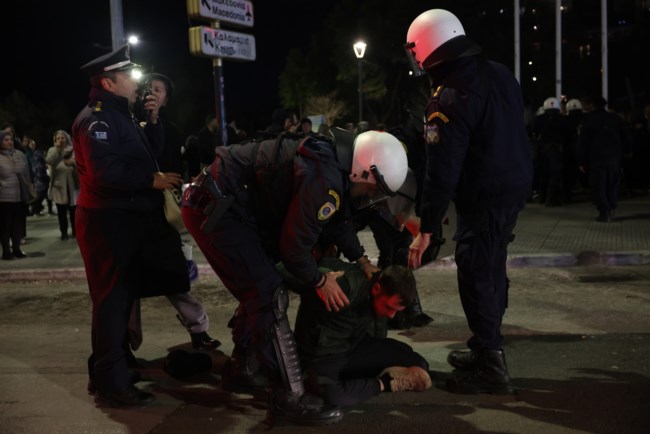 Θεσσαλονίκη: Επεισόδια έξω από την παράσταση του Ζαραλίκου - Ένταση, χημικά και προσαγωγές [βίντεο]