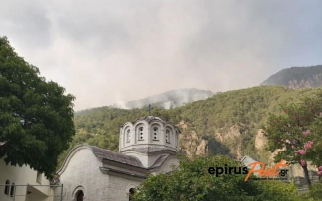 Κόνιτσα: Η φωτιά καίει για 10η ημέρα - Στη μάχη της κατάσβεσης και οι μοναχοί, η λειτουργία στη Μονή Στομίου μέσα στους καπνούς
