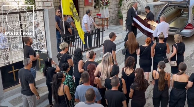 Αμφιλοχία: Θλίψη και οδύνη στην κηδεία της 36χρονης Αρετής - "Παιδί μου, πού σε πάνε" φώναζε απαρηγόρητη η μητέρα της [εικόνες - βίντεο]