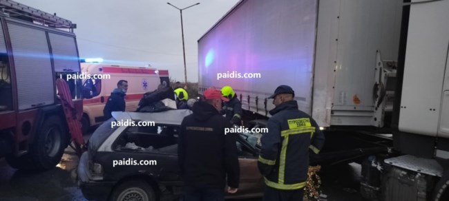 Θανατηφόρο τροχαίο έξω από τη Λάρισα - ΙΧ συγκρούστηκε με φορτηγό, νεκρός 45χρονος