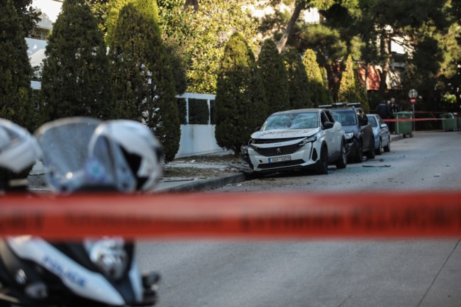 Εκρηξη σε συγκρότημα κατοικιών στη Γλυφάδα - Υλικές ζημιές στην είσοδο και σε τρία ΙΧ [εικόνες]