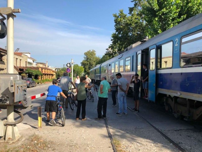 Τρίκαλα: Ηλικιωμένη παρασύρθηκε από τρένο... αλλά βγήκε ζωντανή [εικόνες]