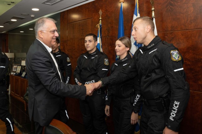 Εύσημα Θεοδωρικάκου σε μέλη της ομάδας ΔΙ.ΑΣ. για τη σύλληψη διαρρήκτη [εικόνες]