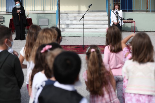 Στην πυρόπληκτη Αγία Άννα Ευβοίας η Σακελλαροπούλου: Ευτυχώς, είμαστε όλοι εδώ, γεροί και δυνατοί [εικόνες]