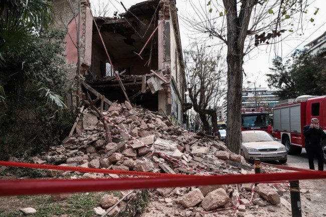 Κατέρρευσε κτίριο στα Άνω Πατήσια - Ανασύρθηκε άντρας από τα συντρίμμια [εικόνες]