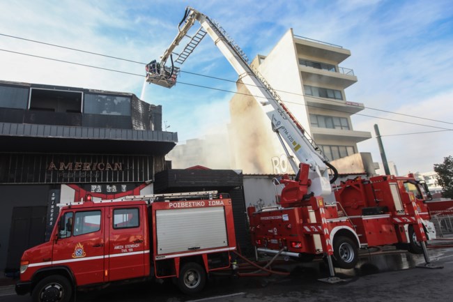 Μεγάλη φωτιά σε νυχτερινό κέντρο της Πειραιώς [εικόνες - βίντεο]