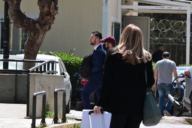 Στον ανακριτή ο Φλώρος: Εβαλε σακίδιο μπροστά στα χέρια για να κρύβει τις χειροπέδες [εικόνες]