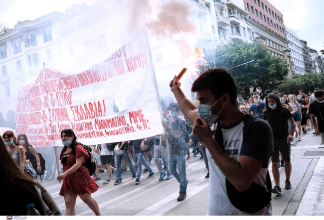 Θεσσαλονίκη: Μεγάλες πορείες για το εργασιακό με... καταιγίδα και καπνογόνα (Εικόνες - βίντεο)