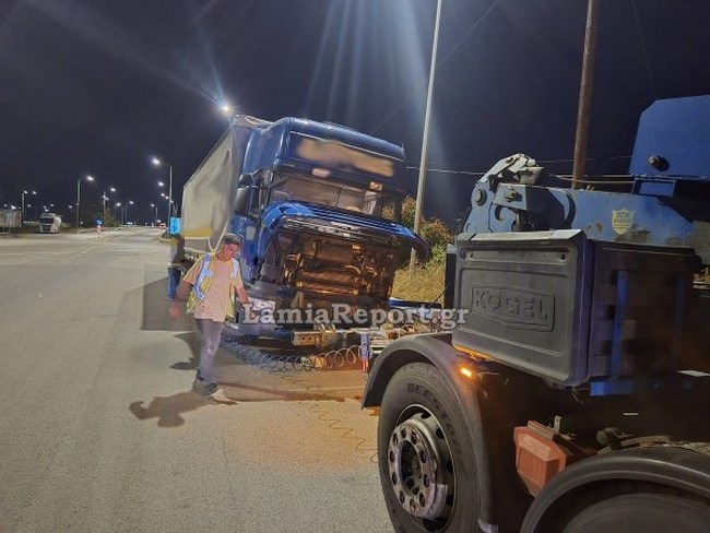 Λαμία: Έσκασε λάστιχο νταλίκας και κατέληξε στο τσιμεντένιο διάζωμα [εικόνες]