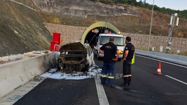 Φθιώτιδα: Αυτοκίνητο τυλίχτηκε στις φλόγες εν κινήσει - Δείτε φωτογραφίες
