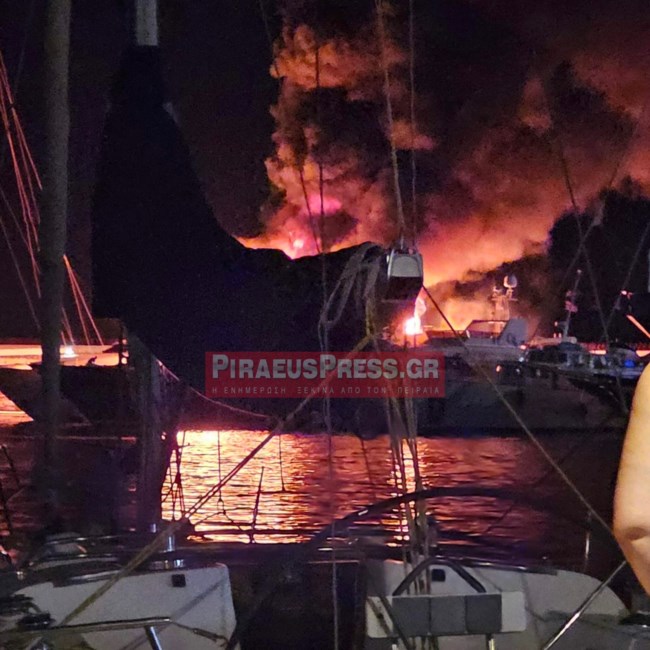 Πειραιάς: Μεγάλη φωτιά στη Μαρίνα Ζέας - Καίγονται πολυτελή γιοτ [εικόνες]