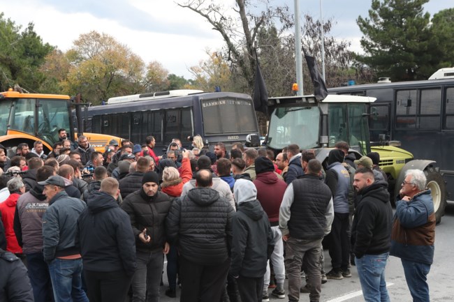 Θεσσαλονίκη: Επεισόδια με αγρότες και ΜΑΤ - Προσπάθησαν να κινηθούν προς το αεροδρόμιο Μακεδονία