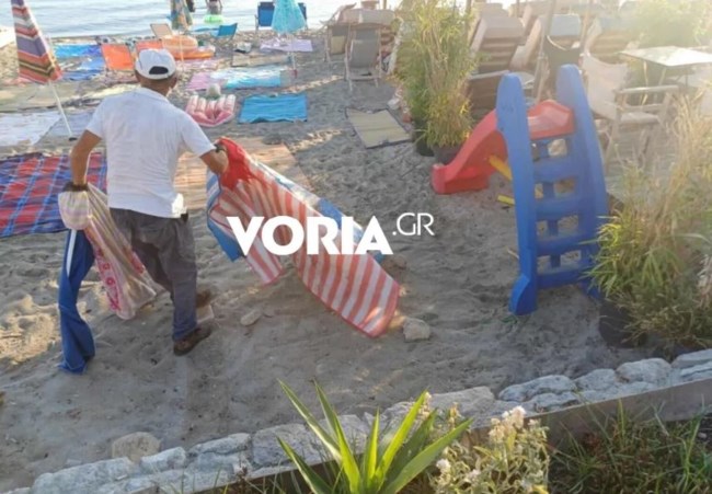 Χαλκιδική: Μάζεψαν δύο τόνους πετσέτες, ομπρέλες και ξαπλώστρες από παραλίες - Τις αφήνουν για να έχουν μόνιμη θέση