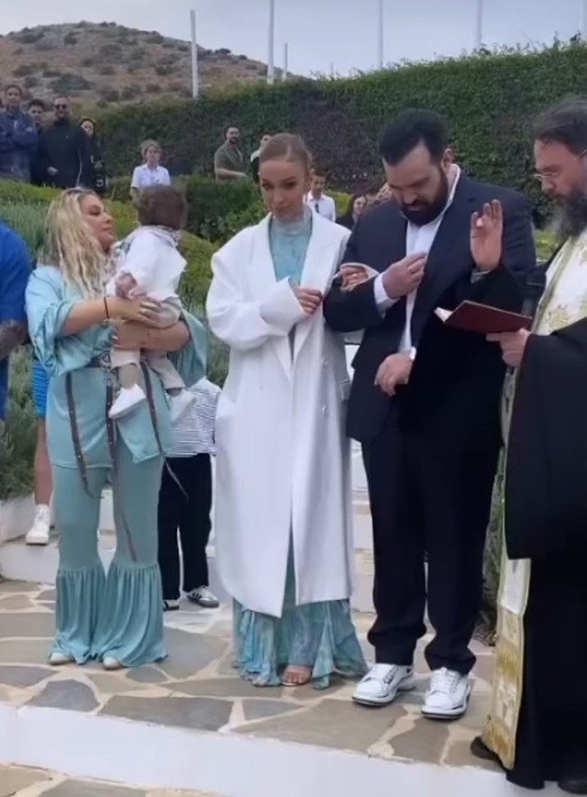 Κομψή νονά η Ελένη Φουρέιρα: Το τιρκουάζ φόρεμα με τους παρτούς ώμους που συνδύασε με διάφανα mules.