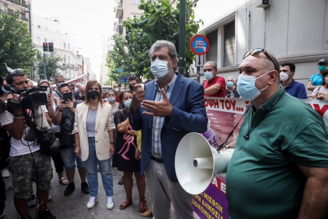 Οι ανεμβολίαστοι υγειονομικοί διαδηλώνουν με Πολάκη και βουλευτές του ΣΥΡΙΖΑ κατά του υποχρεωτικού εμβολιασμού [εικόνες]