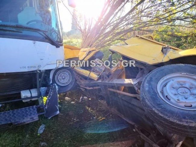 Σύγκρουση λεωφορείου με αγροτικό έξω από την Αλίαρτο - Δύο τραυματίες